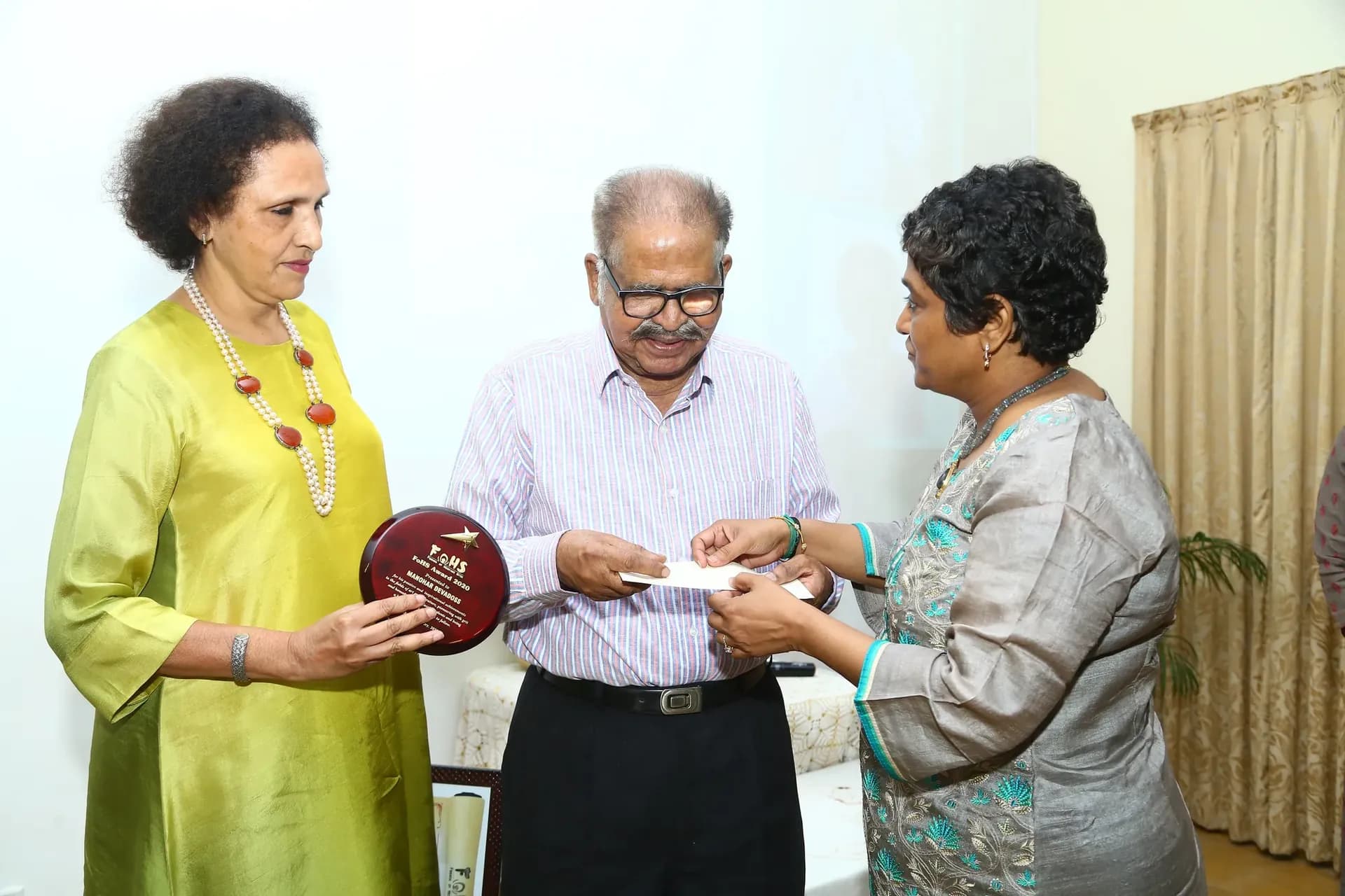 Padmashree Manohar Devadoss receiving the FoHS Award 2020
