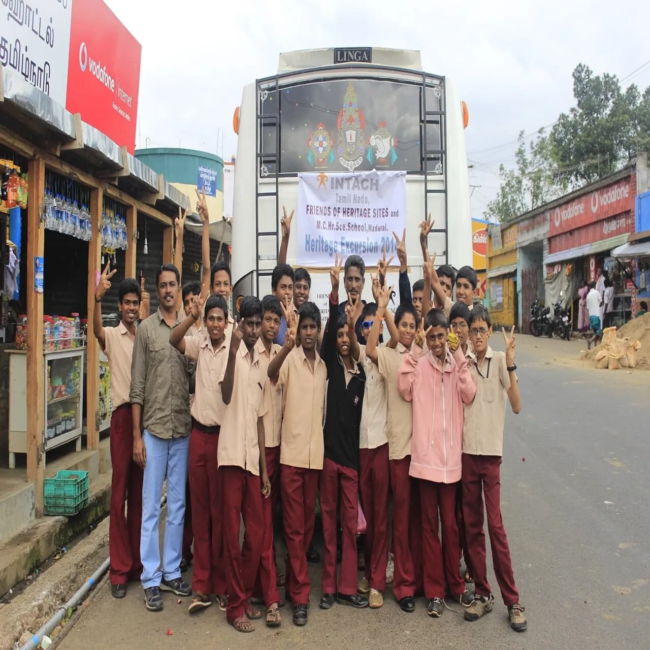 Students on a Thandikudi heritage excursion with FoHS